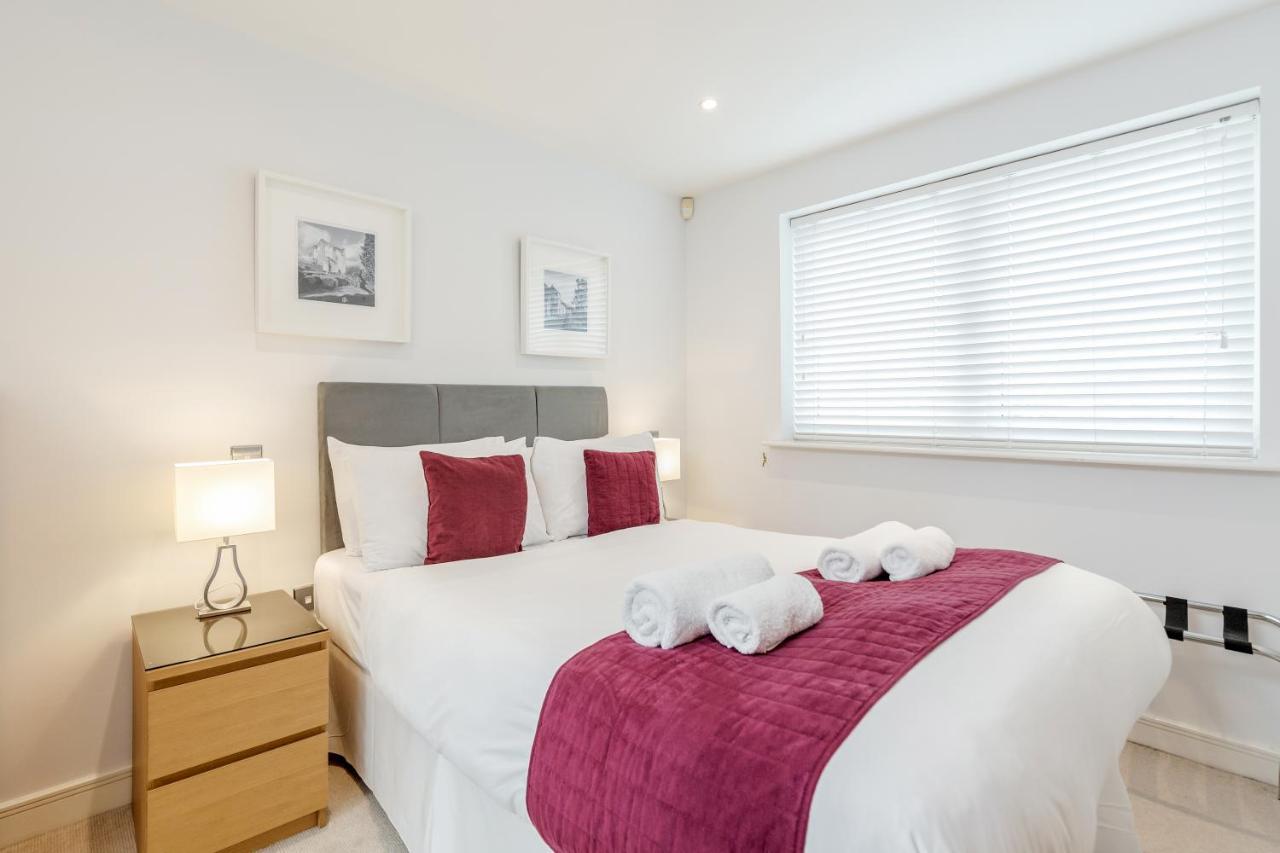 Roomspace Serviced Apartments - Abbot'S Yard Гильдфорд Экстерьер фото