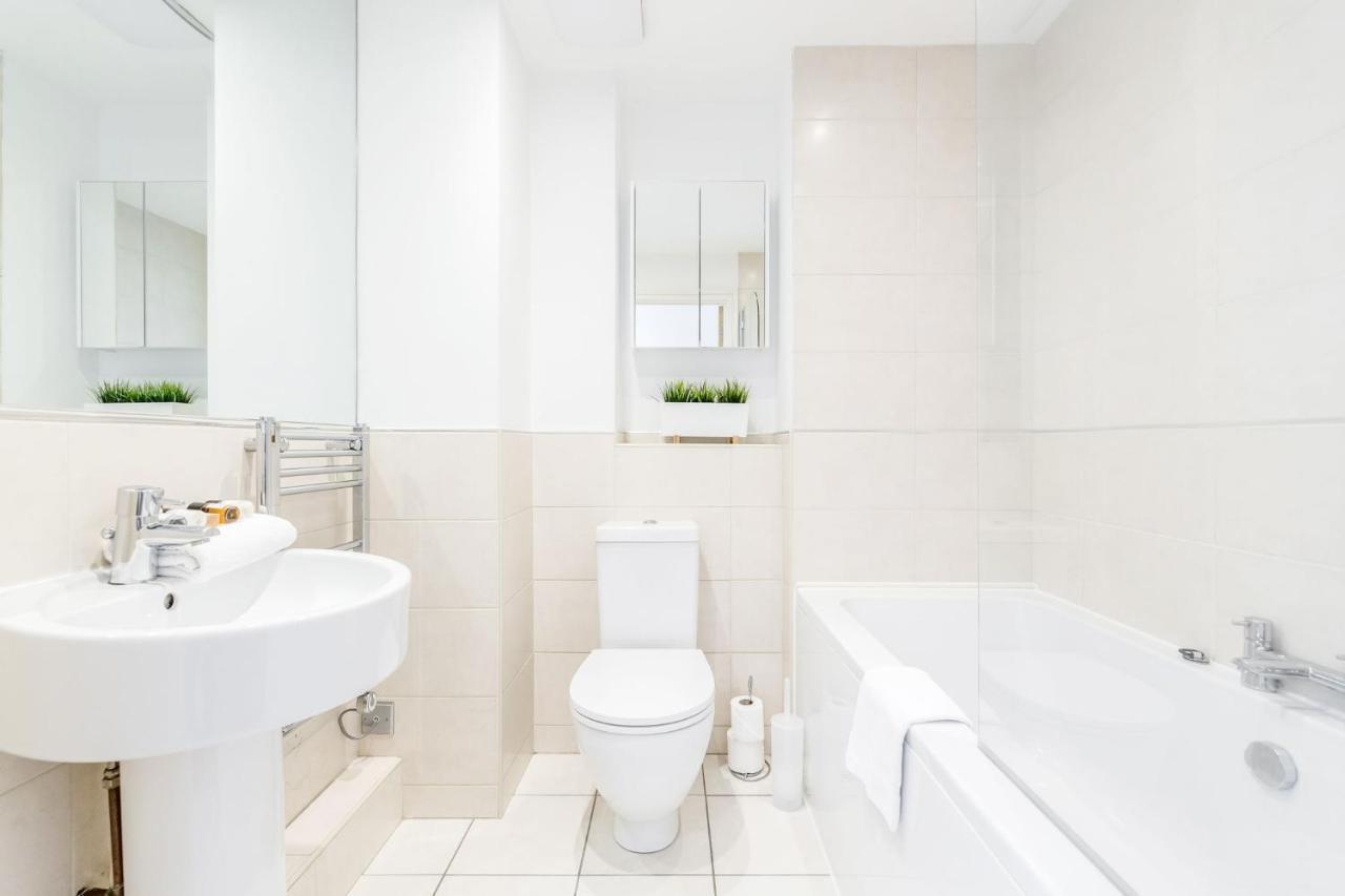 Roomspace Serviced Apartments - Abbot'S Yard Гильдфорд Экстерьер фото