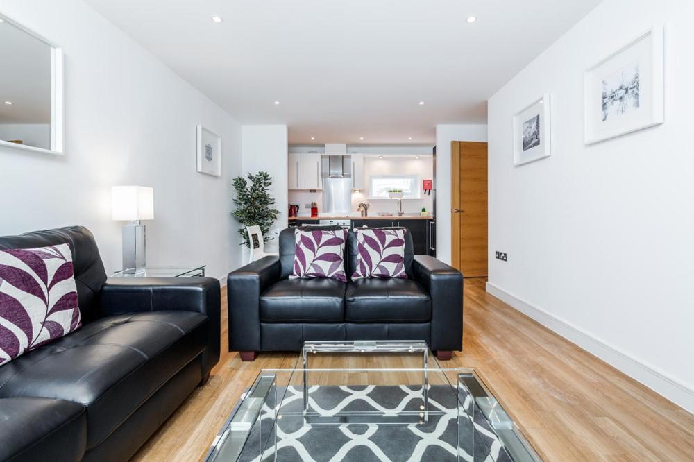 Roomspace Serviced Apartments - Abbot'S Yard Гильдфорд Экстерьер фото